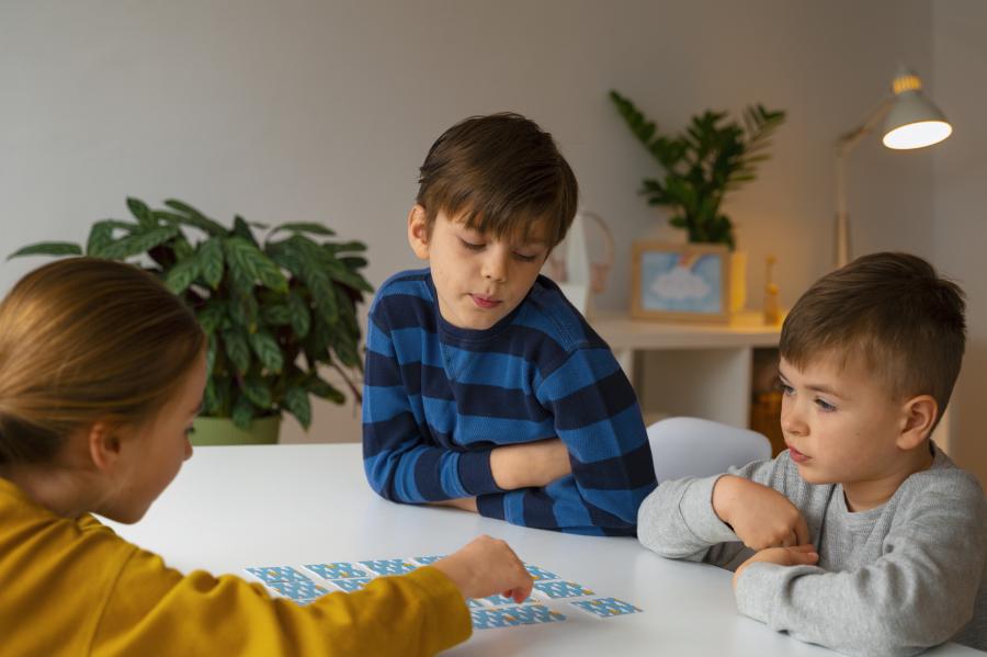 kleine kinderen spelen een kaartspelletje
