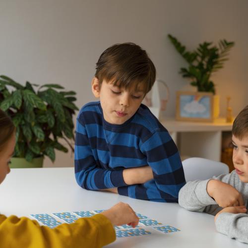 kleine kinderen spelen een kaartspelletje